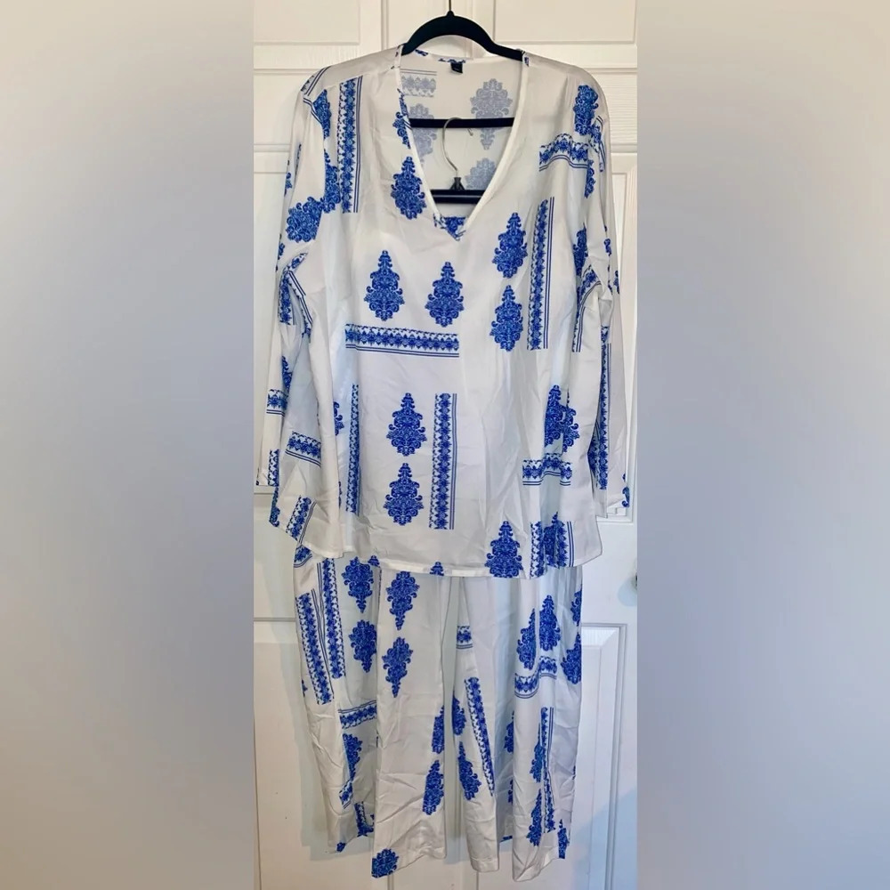 Boutique Plus Size Blue White Pattern Vneck Blouse & Matching Bottoms 3XL